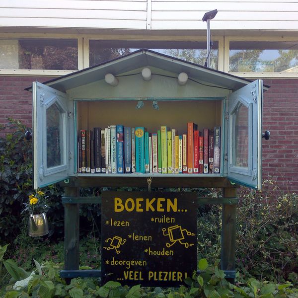 Bestand:Books rainbow.jpg