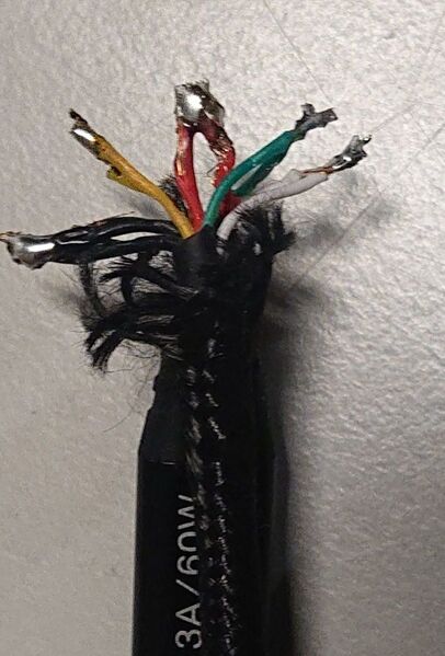 Bestand:Footswitch usb gesoldeerd.JPG