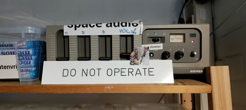 Bestand:Tool 100Volt versterker Picture.jpg