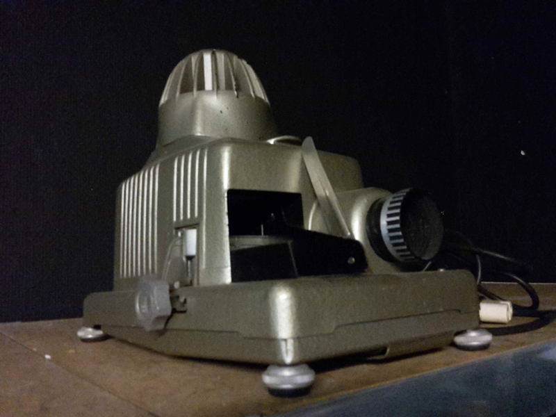 Bestand:Diaprojector(jaren50) Picture.png