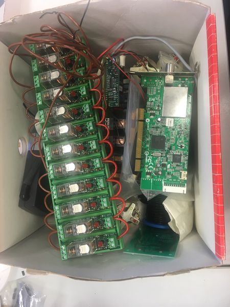 Bestand:Doos met relaisbank.jpg